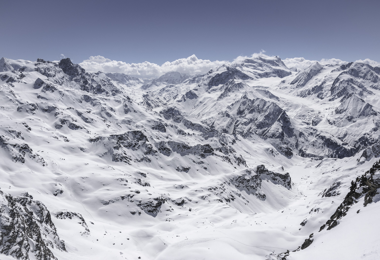 Vue aérienne des montagnes enneigées de Verbier
